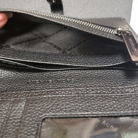 Michael Kors Ladies Wallet - Picture 8 of 8